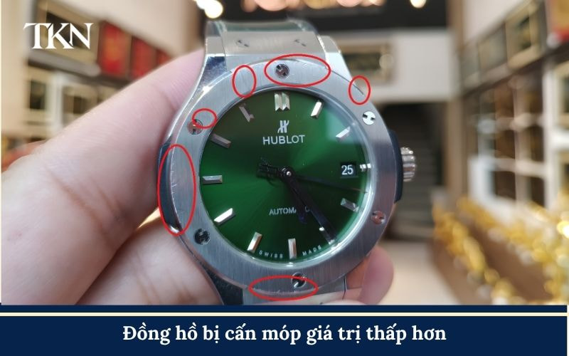 Đồng hồ bị cấn móp có giá trị thấp hơn
